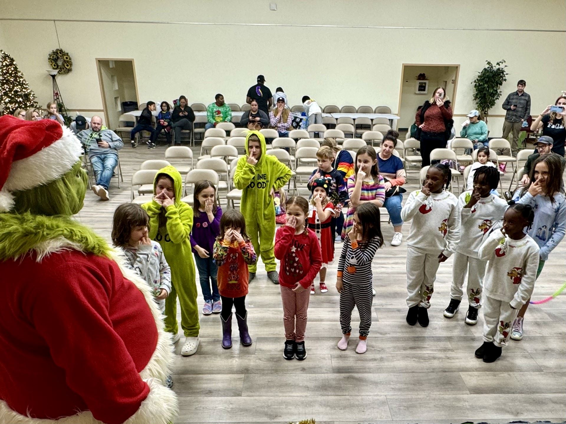 kids and grinch playing simon says
